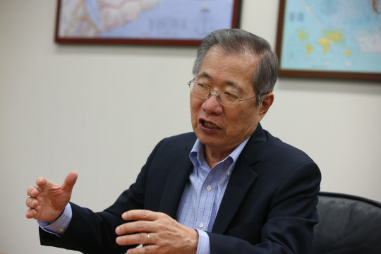 장윤일 미국 아르곤국립연구소 석학연구원이 21일 대전 KAIST에서 특별강연을 통해 "한국이 원자력 백년대계를 세워 차세대 원자로 기술개발에 나서야 미래 에너지 안보와 경제성장을 이룰 수 있다"고 촉구했다.  KAIST 제공